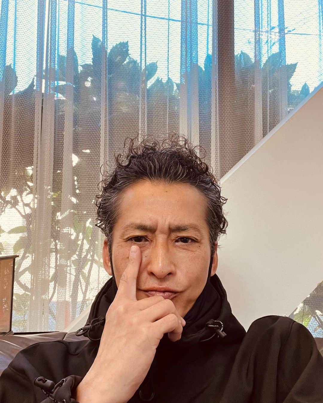 大沢樹生さんのインスタグラム写真 - (大沢樹生Instagram)「おはよう御座います。 本日も良き１日をお過ごし下さいませ♪ 久しぶりの地方出張…朝の集合時間,30分早く間違えた💧待ち」4月28日 8時40分 - osawa_mikio