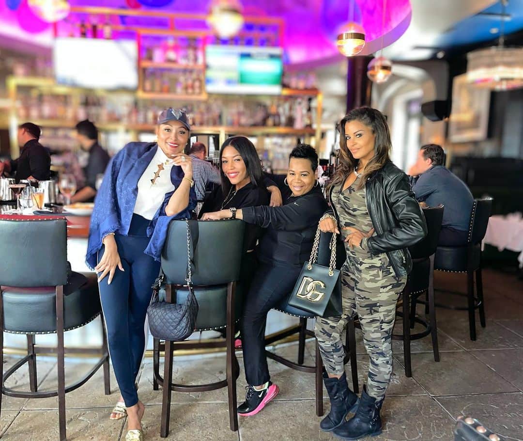 クラウディア・ジョーダンのインスタグラム：「These Dallas ladies love a mid day turn up! Rest well before you come out here for a visit!! @albiernats_oaklawn  @slanted_eyes @_eyetalklashes @nanetteleeofficial」
