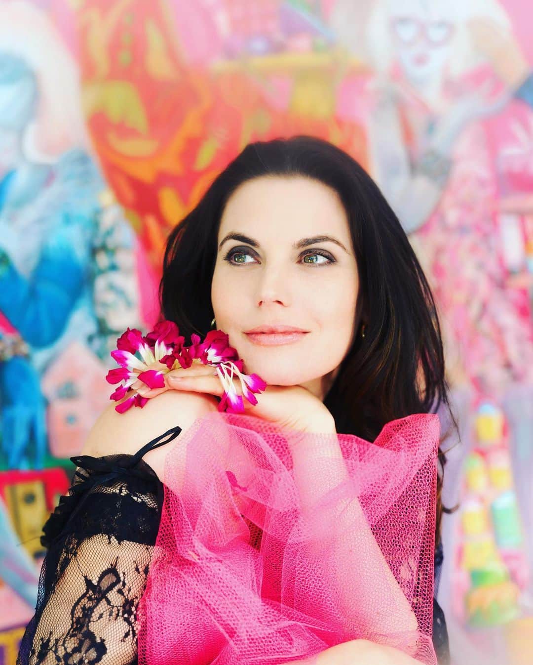 ミーガン・オリーのインスタグラム：「More flowers because why not! #pink #spring」