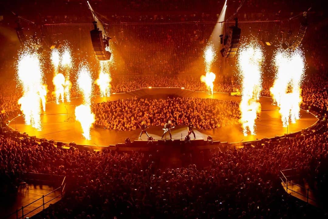 メタリカのインスタグラム：「#M72Amsterdam Night 1 through the lens of @photosbyjeffyeager. 🇳🇱   #Metallica #NoRepeatWeekend #MetOnTour」