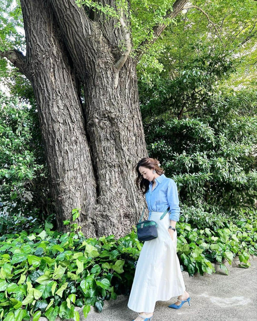 神崎恵のインスタグラム：「・ おはようございます。 昨日も今日もうららかな日和で気持ちがいいです。 朝の送りも、スーパーへの足取りも、軽やかです。 日傘や帽子、必須の季節。 折りたたみと長傘と両方使い分けしています。 今日も元気にいってこよう☺️」