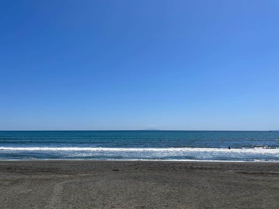 birdのインスタグラム：「渡辺貴浩さんプロデュース曲の歌入れでした。  今回は夏の海、想像広がる曲。スタジオに入る前に海を感じることができて、とても気持ちよく歌うことができました🏝️  たかひろさん、Green & Beach Studio中村さん、ありがとうございました！  @takahiro_hym   #渡辺貴浩 #sea #bird」
