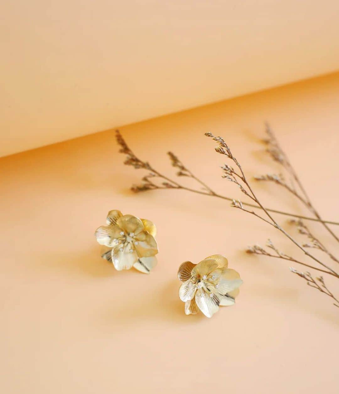 セレフィーナさんのインスタグラム写真 - (セレフィーナInstagram)「Golden Flower Post Earrings · 14k Gold plated · Cubic Zirconia」4月28日 8時50分 - serefinajewelry