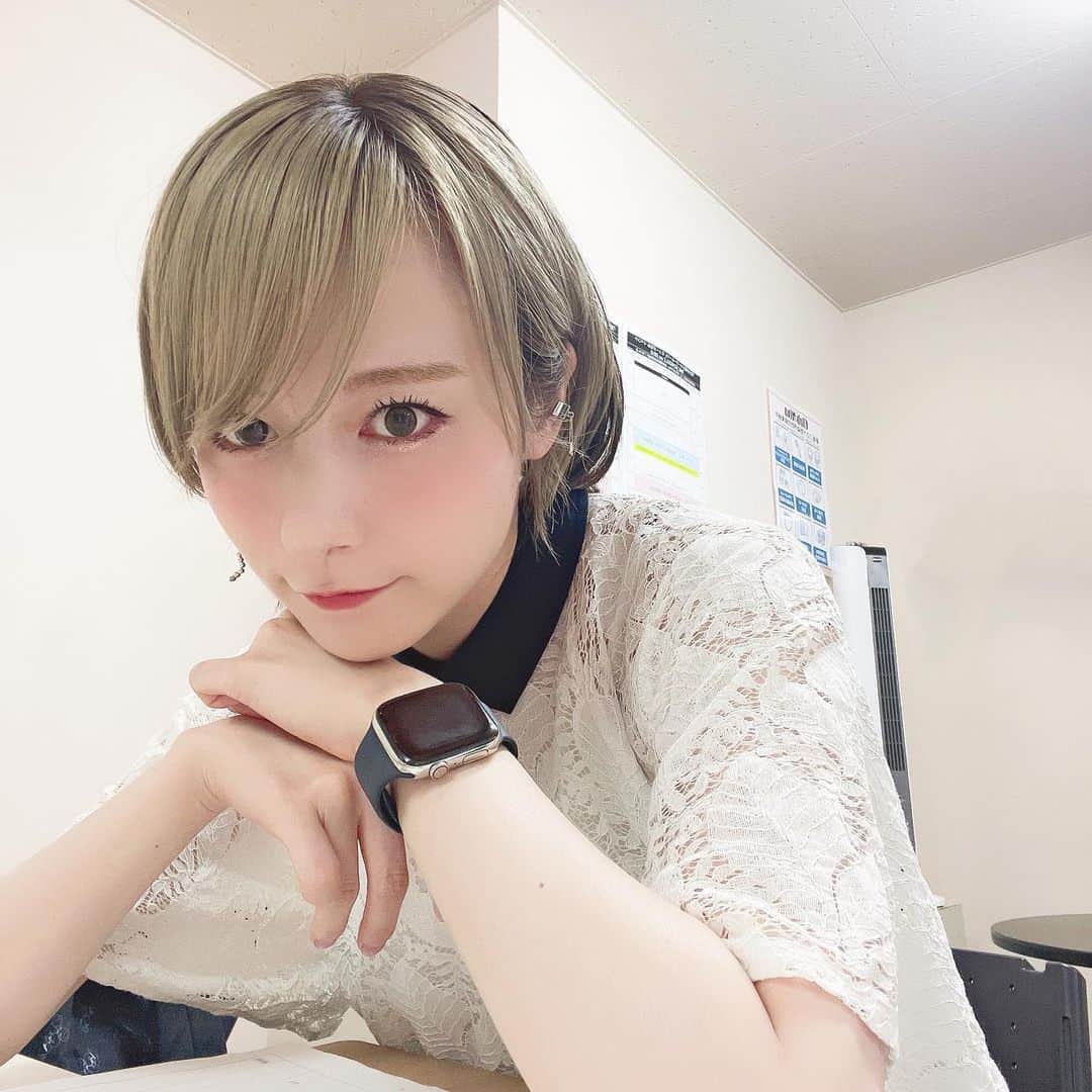 のインスタグラム：「いやはや、いまだ去年8月の写真をpostしまくるアカウントはこちらです🙋🏼 友達に「投稿に時差ありすぎて髪型の時系列バグってんのよw」と言われて「しめしめ😏」と思うこれが私のアイデンティティ ㅤㅤㅤㅤㅤㅤㅤㅤㅤㅤㅤㅤㅤ #宮島咲良 #ミヤジマン #ぼっち戦隊ミヤジマン」