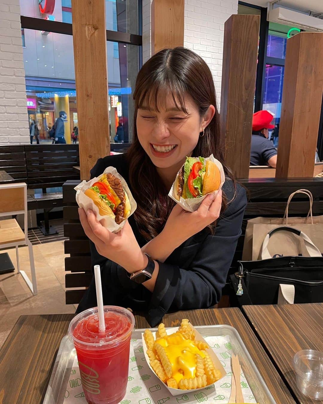 高樹リサさんのインスタグラム写真 - (高樹リサInstagram)「🍔 今週も良く寝てよく食べて😋 金曜日がやってきました〜♪ . 4/28 9時〜 #zipfm にて FRIDAY MUSIC PUZZLE🧩 ・10時にあいみょん♡ ・ 11時台 由薫 生出演🫐🥧 ・ランチタイムゲストは #BEFIRST . 13:46〜 ABCテレビにて 「本日はダイアンなり！S2」 "金曜日のフェミニーナのコーナー" 今週は何活かな〜〜🍰 . 21時〜 FM802にて ROCK KIDS 802 Lisa Lit Friday🕯 ・HellooooooWeekend!!  →週末のイベント情報をピックアップ♪ ・松原市Radio Fields🌱  →flumpool山村隆太さん登場です^ ^ . 4/29 土曜の朝は「おはよう朝日土曜日です☀️」 スタジオ生出演します^ ^ 北村アナウンサーと、GWにも楽しめるお出かけスポット巡って来ました🎮 . そして明日はいよいよ、大阪城ホールで開催する 『FM802 REQUASTAGE 2023！！』 私も会場いまーす😊場内でアナウンスなどさせて頂きます♪ 一緒に楽しみましょー✨ #リクステ オフィシャルグッズの販売もありますよー！ . 夜は23:30〜zipfmにて鉄平さんナビゲートの 「Limelight」に呼んで頂きました🙇‍♀️ 改まって自分の話をするのは恥ずかしさもありますが... よかったら聴いてください🤭笑 . 4/30. 日曜日は FM802 にてOSAKAN HOT 100 ❤️‍🔥 あなたのNo.1予想も待ってますよー！ . GWのはじまりー♪ 楽しいお休みになりますように^ ^」4月28日 8時59分 - lisalisa_takagi