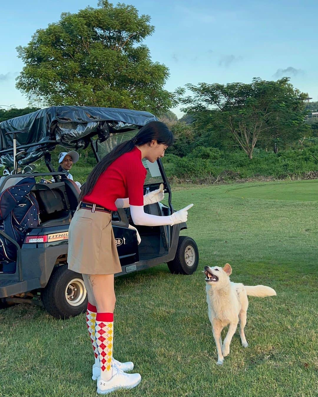 ナナ さんのインスタグラム写真 - (ナナ Instagram)「날씨가좋네 홀의지킴이🐶와  함께하는골프 잘못쳐도 그냥 좋아 다 좋아    #Bali #golf #newkutagolf  #liveinbali #ferbean」4月28日 8時59分 - jin_a_nana