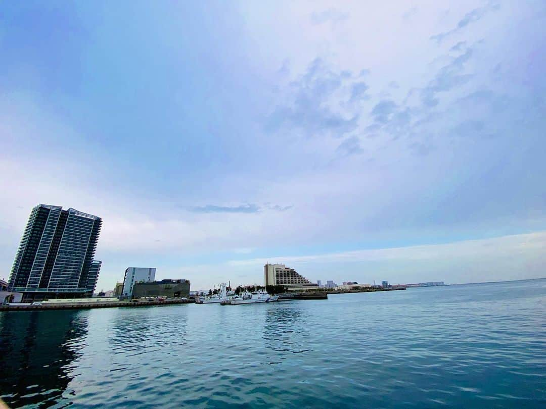 大越かず江さんのインスタグラム写真 - (大越かず江Instagram)「✨メリケンパーク🚢✨  海が好き🌊🫧‪ 黄昏時の空が好き☁️🫧  好きがいっぱいの一日を たくさん増やしていきたい💛  そんな生き方をしていこう💛😌✨💛  ✨✨✨✨✨✨✨✨✨✨✨✨✨✨✨✨✨✨✨✨  ✨ Meriken Park 🚢✨  I love the sea🌊🫧 I love the sky at dusk☁️🫧  I want to increase the number of days full of love 💛  Let's live like that💛😌✨💛  ✨✨✨✨✨✨✨✨✨✨✨✨✨✨✨✨✨✨✨✨   #メリケンパーク  #神戸観光  #kobe  #merikenpark  #海  #sea  #旅行好きな人と繋がりたい  #幸せ時間  #sexy #セクシー系 #ジム女子 #美肌ケア #写真好きな人と繋がりたい #女優好きな人と繋がりたい #美意識人と繋がりたい #幸福 #happy #東京 #tokyo #日本 #japan  #美魔女モデル #actress #followforfollowback #ポートレート女子 #loveyou #仲間募集  #空が好きな人と繋がりたい」4月28日 9時00分 - bluemoonseasky