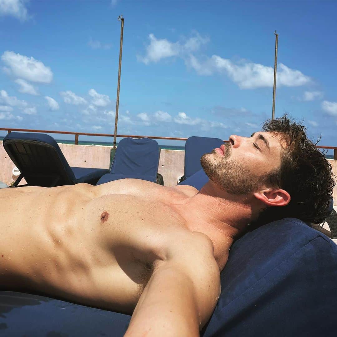 フランシスコ･ラチョースキーのインスタグラム：「Kiss by the sun in Mexico!! #whiteass 🤣」
