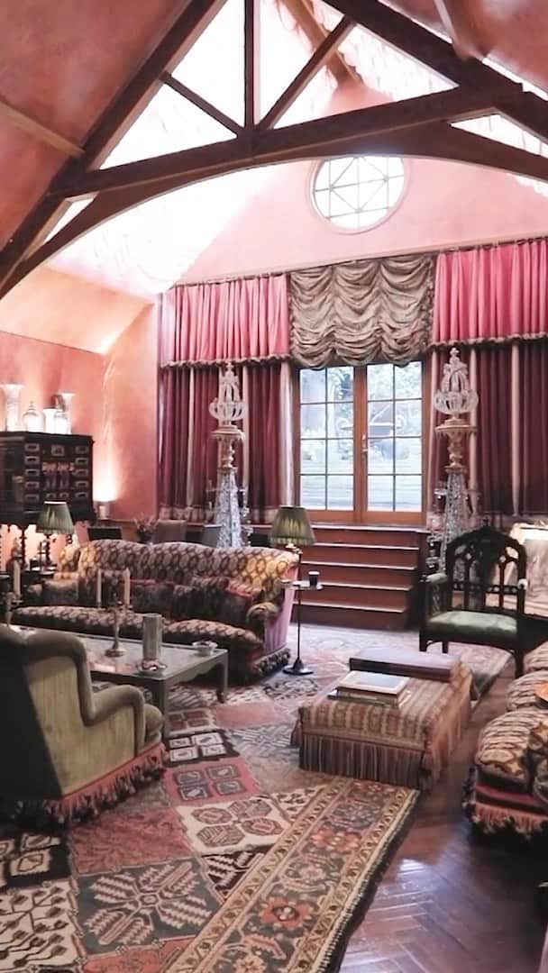 クリスティーズのインスタグラム：「Delve into the history of this enchanting Cheyne Walk home located by the riverside in Chelsea. Famous for being the residence of the great artist J. M. W. Turner, the combined two freehold houses feature many of the original and historical features. An impressive, cloistered hallway ceiling with original herringbone parquet flooring dates back to the 18th Century. The magnificent vaulted main reception room leads to a charming patio garden with grass beyond. A tranquil courtyard in the middle of the house connects all the living accommodations with many of the rooms having the original fireplaces. Explore more notable features in this lovely home.  Discover more about this listing via @ChristiesRealEstate | Represented by Carter Jonas (@carter_jonas_llp)」