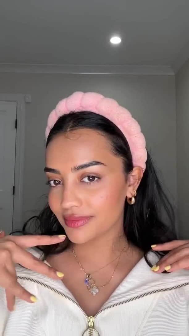 Too Facedのインスタグラム：「Complexion Perfection!! 😍😍😍 @radhika.p18 looks stunning in our NEW Born This Way Healthy Glow SPF 30 Skin Tint Foundation! ❤️She wears the shades Warm Beige + Sand! #regram #toofaced #tfcrueltyfree #tfbornthisway」