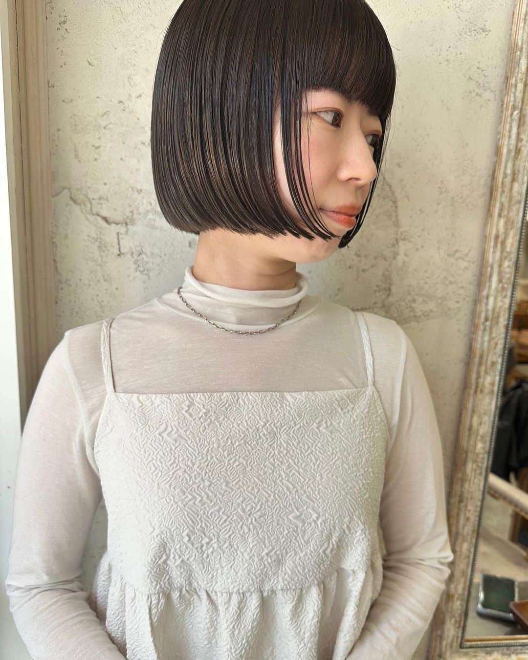 松原加奈恵のインスタグラム：「mini bob 🕊️🕊️🕊️ 結局この長さが好きよなぁ🫶🏻  現在6月までのご予約を受付中です！ DMにてお問い合わせください。  naluhair【 ナルーヘア 】 大阪府大阪市西区北堀江1-3-10 エクセルコート北堀江　202  最寄駅 四ツ橋(5番出口)  〰️〰️〰️〰️〰️〰️〰️〰️〰️〰️〰️〰️〰️  #ボブの沼#大阪ボブ#ミニボブ#外ハネボブ#ベージュ #大阪ボブ#暖色ベージュ#トレンドカラー#ラベンダーカラー #ミニマムボブ#大阪ボブ#ぷつっとカット#イメチェン #大阪美容室#心斎橋美容室#堀江美容室#似合わせカット」