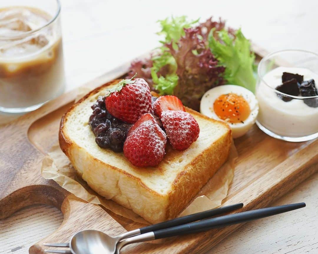 hirokoさんのインスタグラム写真 - (hirokoInstagram)「🌱2023.4.28（金）☀️ ✽.｡.:*・ﾟ #いつもの朝ごはん ⁡ 今朝はあんバタートーストに🍓のせ バターはパンの両面にしっかり塗って フライパンで焼いた#フライパントースト ⁡ menu📝 ▪︎ #いちごあんバタートースト ▪︎ 茹でたまご ▪︎ ヨーグルト（プルーン） ⁡ ⁡ ⁡ ........The end 🍴☕️ #hiroponの朝ごはん #hiroponのワンプレートごはん #朝ごはん #todaysbreakfast #朝ごパン #朝時間 #朝食 #モーニングプレート #breakfast #ワンプレート朝ごはん #パンのある暮らし #パン大好き #おうちごはん #おうちごはんLover #おうち時間 #フーディーテーブル #マカロニメイト #バランスの良い食事 #カフェ風モーニング #おうちカフェ #パンスタグラム #snapdish #macaroni #lin_stagrammer #locari_kitchen ・」4月28日 9時14分 - hiropon0201