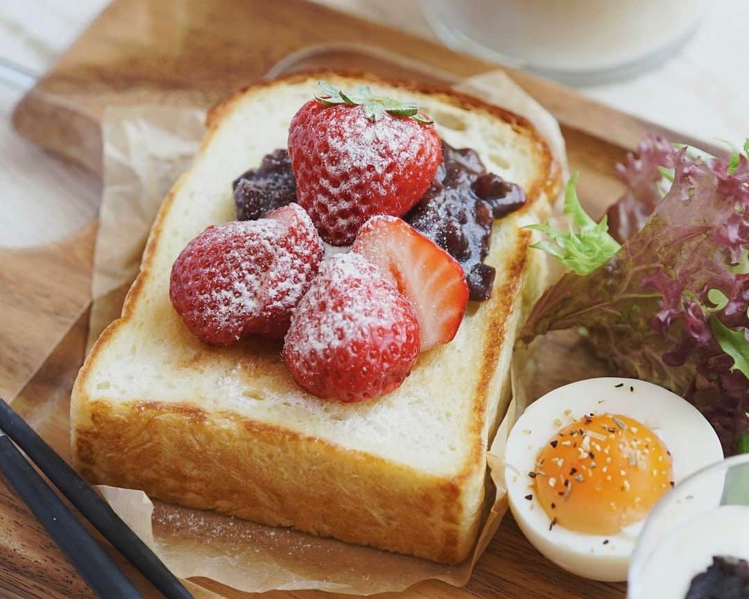 hirokoさんのインスタグラム写真 - (hirokoInstagram)「🌱2023.4.28（金）☀️ ✽.｡.:*・ﾟ #いつもの朝ごはん ⁡ 今朝はあんバタートーストに🍓のせ バターはパンの両面にしっかり塗って フライパンで焼いた#フライパントースト ⁡ menu📝 ▪︎ #いちごあんバタートースト ▪︎ 茹でたまご ▪︎ ヨーグルト（プルーン） ⁡ ⁡ ⁡ ........The end 🍴☕️ #hiroponの朝ごはん #hiroponのワンプレートごはん #朝ごはん #todaysbreakfast #朝ごパン #朝時間 #朝食 #モーニングプレート #breakfast #ワンプレート朝ごはん #パンのある暮らし #パン大好き #おうちごはん #おうちごはんLover #おうち時間 #フーディーテーブル #マカロニメイト #バランスの良い食事 #カフェ風モーニング #おうちカフェ #パンスタグラム #snapdish #macaroni #lin_stagrammer #locari_kitchen ・」4月28日 9時14分 - hiropon0201