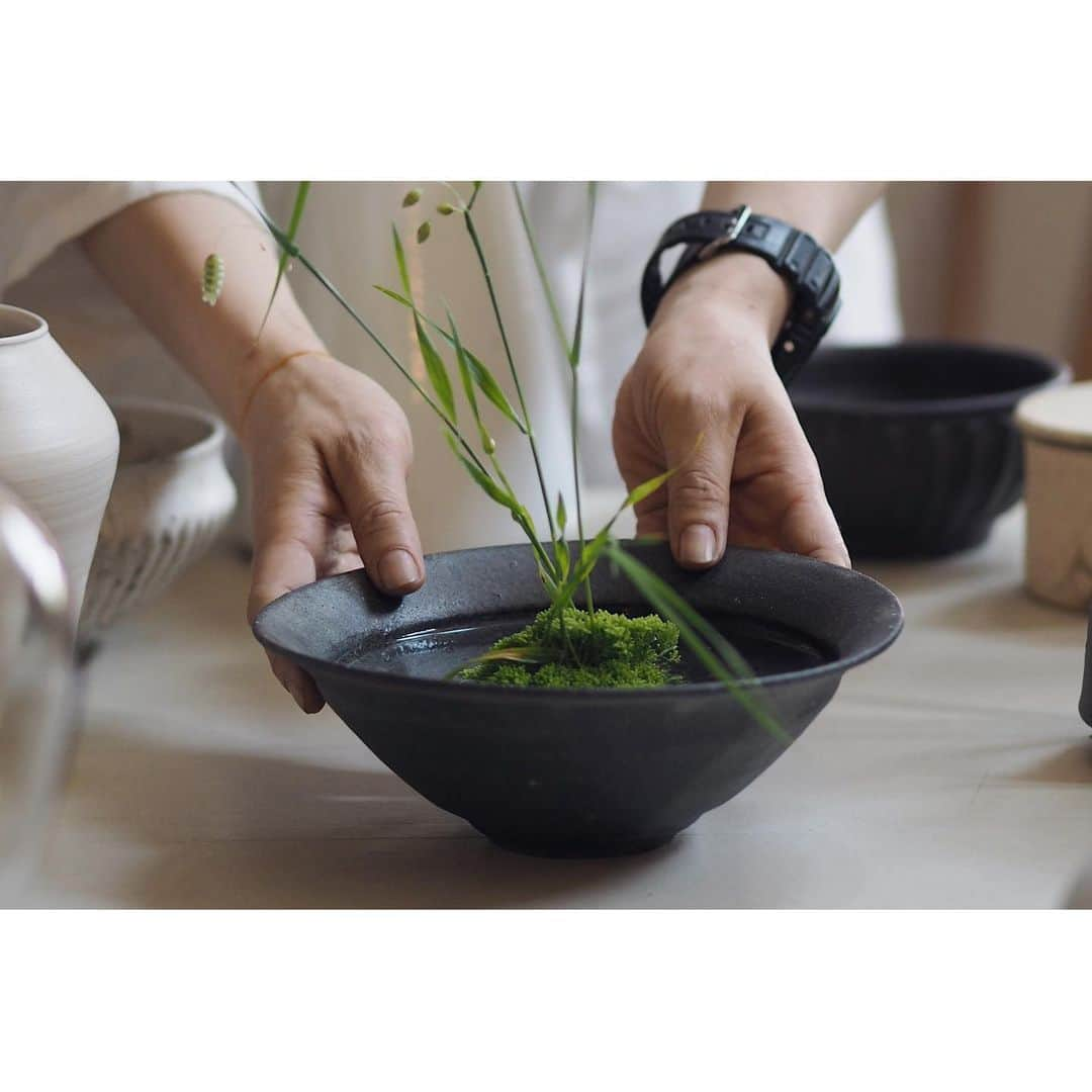 陶屋なづなさんのインスタグラム写真 - (陶屋なづなInstagram)「本日も 花のうつわー穀雨の頃にー　開催中！ 11時から17時までお待ちしております。 昨日、また@kusagoyomi  ゆいこさん お花も挿れかえて下さいましたー✨  写真は昨日開催 @hanatokajitu  月草 はなの会ー穀雨の頃にー  ご参加くださいました皆さまありがとうございました。 ゆいこさんご指導のもと、それぞれのうつわに お花入れステキでしたーーー🌿✨  ご来店下さいました皆様には、 お花とうつわ合わせてご覧くださりありがとうございました。」4月28日 9時07分 - hirohiro0220