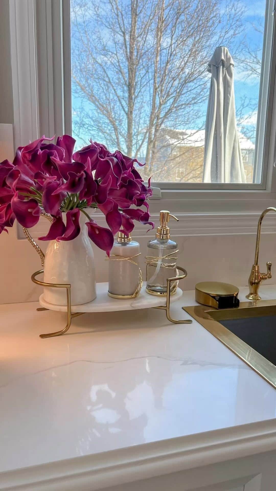 のインスタグラム：「FAVORITE Restock Drop launching this Saturday⭐️ Tune in April 29th at 12PM EST to stock up on stunning decor you’ve been asking for! We handpicked all-time favorite pieces that are finally coming back, so don’t miss out, set your alarms and tune in this Saturday at 12PM EST only at inspiremehomedecor.com ✨  Link in bio inspiremehomedecor.com」