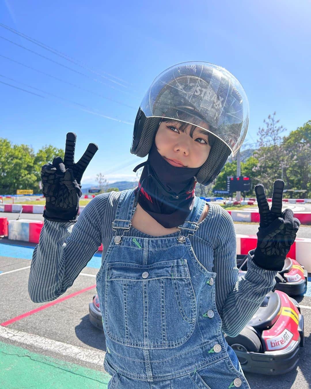 長澤メイのインスタグラム：「🏎✨✨ 初めて本格的なゴーカートに 乗ったけどこわ〜いってひたすら 言ってた😂🫶 18キロくらいしかでてなかったw 曲がりきれなくてコースアウトして ショートカットしちゃうの3回くらいしちゃってた😂💦 #サーキット #AZ山梨サーキット #山梨県」