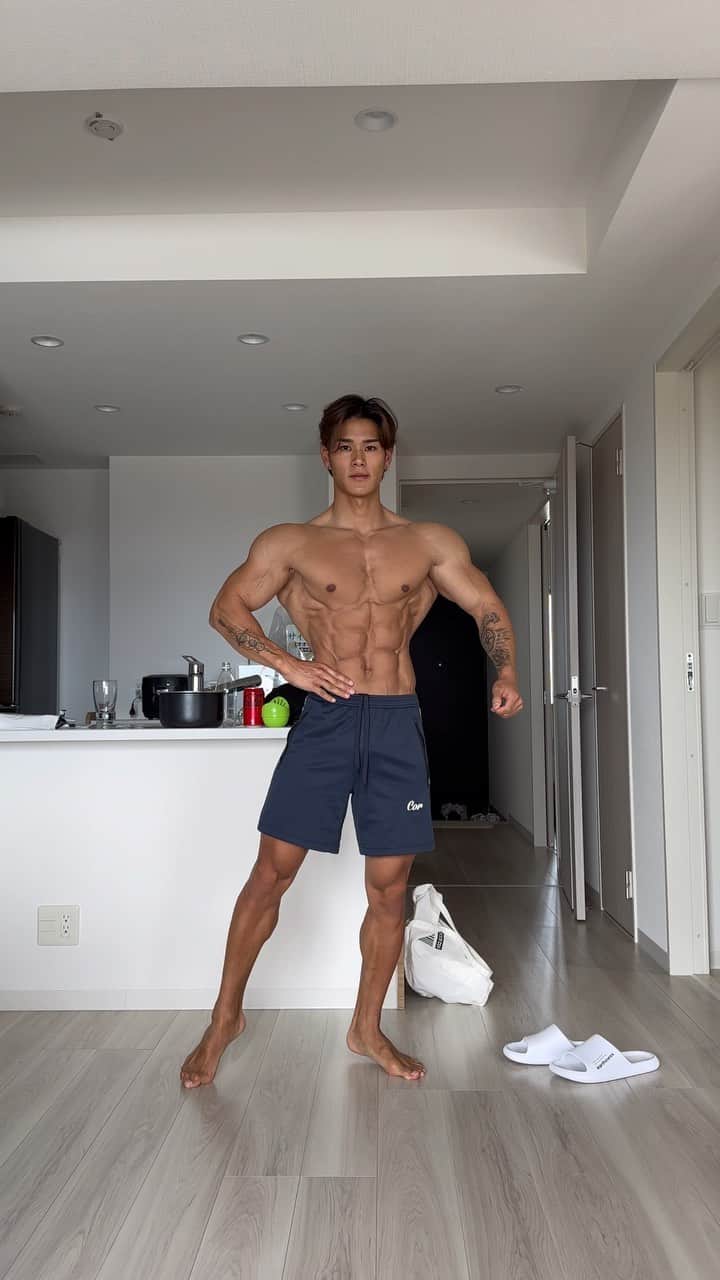 のインスタグラム：「・ 23 days out📝 部屋が汚いのはご愛嬌😌 #mensphysique #roadtopro #bodybuilding」