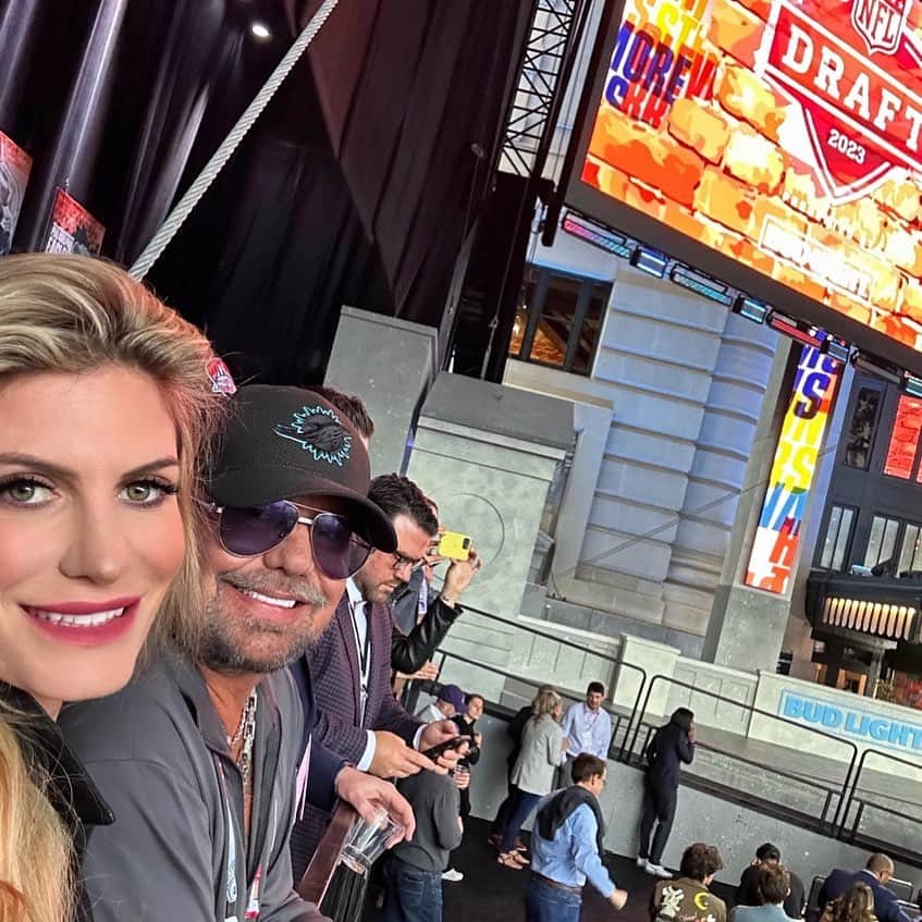 ヴィンス・ニールのインスタグラム：「The draft is officially open and we are here!! #nfldraft #kansascity #2023 #motleycrue」