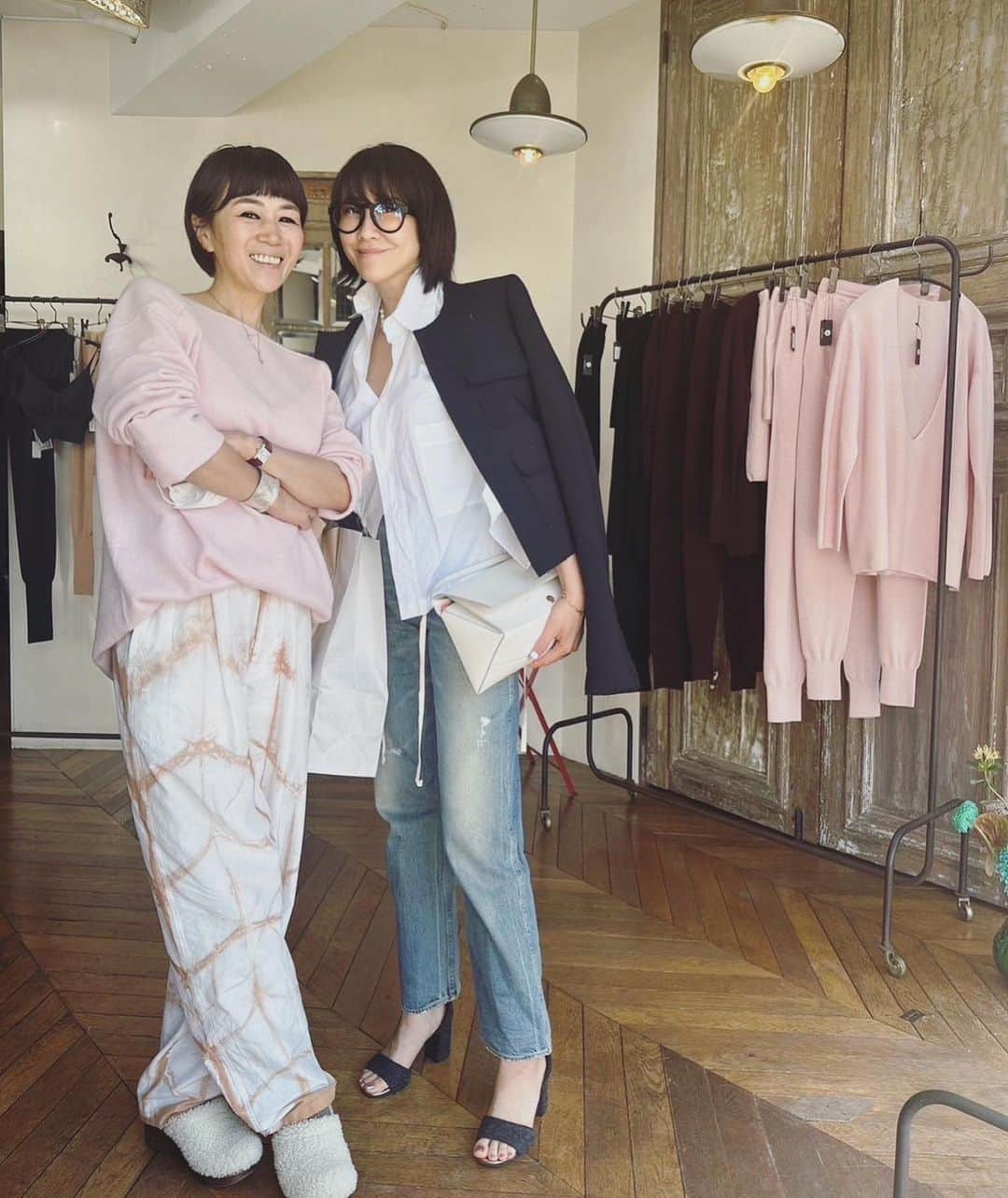 風間ゆみえのインスタグラム：「MAYUHADA 展示会へ  流石メイクアップアーティストよね♡  合わせたときのマユハダインナーの肌なじみの良さはもちろんなのだけど、色なじみが最高なの！ だから、選ぶのが大変。 だってどれも合うし良いから3色セット買いする友人のオーダーにも納得だわ。  私は今回、 @kazukovalentine が春の肝の養生のためにブレンドした、紫蘇など数種の野菜と、寒河江から直送の完熟いちご🍓がたっぷり入った(普通はあまりあり得ない✨)ジュースの美味しさに癒されながら、これから着たいネイビーのようなナイトブルーのミニショーツのセットアップとリブレギンスを購入しました^_^  何気にかずちゃんに会うの久しぶりだったね！  また、佐藤繊維オリジナルの名物、しみかりおせんべいとフロマージュディップをたくさん買って帰りました、笑 とまらないやつね。 だから買っちゃいけないやつね。😂  @kazukovalentine  @mayuhadainner #yumie_k_style」