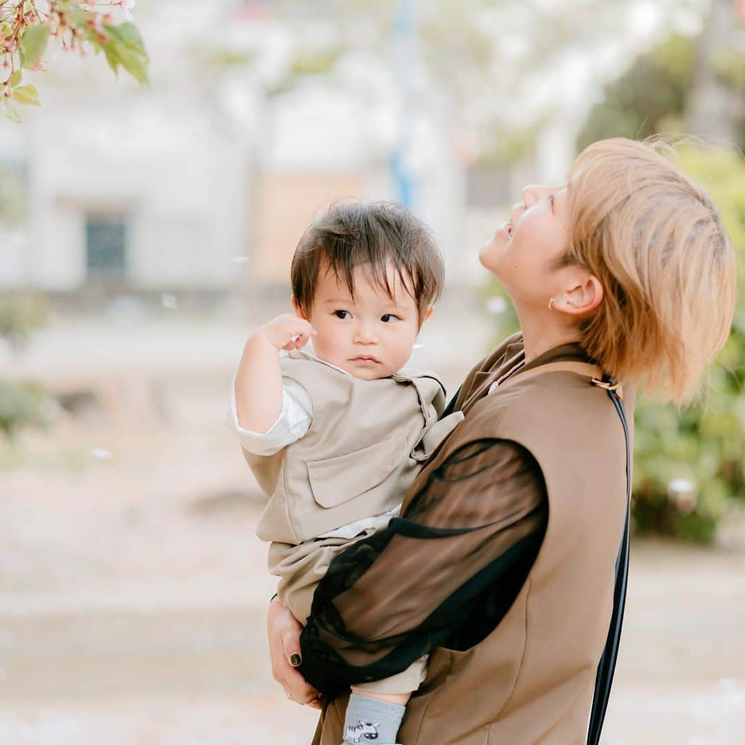 東里梨生さんのインスタグラム写真 - (東里梨生Instagram)「もうすぐ4月も終わりですね！  ご無沙汰しておりますが 私は元気です🙋  引っ越しや子供達の入学入園準備などで バッタバタしておりました！ 小学生になった金ちゃん、 お友達もできて毎日楽しく通ってるようです😊 全然違う地域に引っ越してきて 一からのスタート、どうなるかと思ったけど 馴染めてるようでよかった😌 子供の方が適応力はすごい👏 私はまだ慣れてません笑  ポストしたいことも溜まってるんで ぼちぼち更新していきます！  来週は鳩間島音楽祭！ 楽しみ😆✨  写真は 入学式の日に記念に クーティーに撮ってもらいました✨ たぶん、この日に全部散ってしまったんじゃないかと思うくらい 桜が舞ってて綺麗だったなぁ🌸  Photo  @cu_t_photo」4月28日 9時16分 - aizatorio_yanawaraba