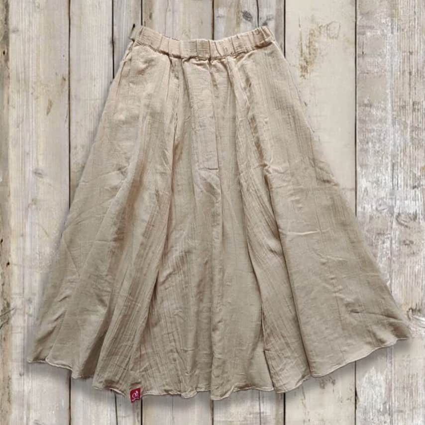 OldSUmmerさんのインスタグラム写真 - (OldSUmmerInstagram)「ブラウンフラワースカート   オールドサマーオリジナル、“MADE IN JAPAN”スカートシリーズから。 「ブラウンフラワー＆コバルトブルー」×「無地」のスイッチングフォルム。 手書き風フラワーデザイン、上級のカラーリングが魅力の、フレアーラインスカートです。   アロカジ#alohacasual  #スタイリスト #純子さん  #Hawaii #wikiki #palmtree #beach #湘南 #アロハ #児島 #ジーンズ #madeinjapan #redwing #アメカジ #ジーパン #ootd  #fashion  #instafashion #vintage#リンクコーデ#アメカジコーデ#ジーパンコーデ#ビンテージ#ビッグサイズ#フラワー柄#花柄#スカート」4月28日 9時18分 - oldsummer.tokyo