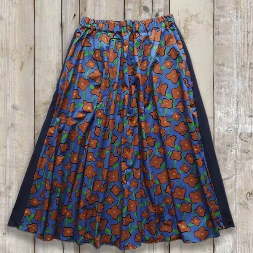 OldSUmmerのインスタグラム：「ブラウンフラワースカート   オールドサマーオリジナル、“MADE IN JAPAN”スカートシリーズから。 「ブラウンフラワー＆コバルトブルー」×「無地」のスイッチングフォルム。 手書き風フラワーデザイン、上級のカラーリングが魅力の、フレアーラインスカートです。   アロカジ#alohacasual  #スタイリスト #純子さん  #Hawaii #wikiki #palmtree #beach #湘南 #アロハ #児島 #ジーンズ #madeinjapan #redwing #アメカジ #ジーパン #ootd  #fashion  #instafashion #vintage#リンクコーデ#アメカジコーデ#ジーパンコーデ#ビンテージ#ビッグサイズ#フラワー柄#花柄#スカート」