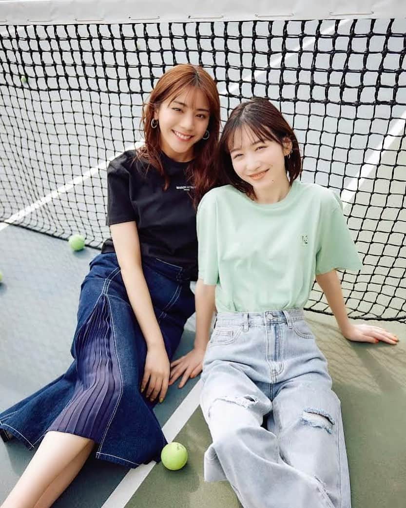 のインスタグラム：「明日からGW！な楽しい夜に、発売中のノンノ６月号「秒で可愛くなれるTシャツ LOOK BOOK」から明日香＆夏美のキラキラ笑顔をお届けします🎉☺️☺️✨   夏のメインアイテムで、GWの即戦力にもなるTシャツ。 人気のブランド新作から、周りと差がつくショップT、ユニセックスで着られるゆったりTまで、たーっくさん紹介しています！ きっとお気に入りの１枚が見つかるはず。誌面もぜひチェックしてくださいね！   【着用アイテム】 （左） Tシャツ：#MaisonKitsune #メゾンキツネ スカート：#LAGUNAMOON #ラグナムーン （右） Tシャツ：#MaisonKitsune #メゾンキツネ パンツ：#cider #サイダー   撮影／森脇裕介   #貴島明日香 #岡本夏美  #ノンノ #nonno #nonno_magazine  #大学生コーデ #Tシャツ #Tシャツコーデ  皆さま素敵な #gw をお過ごしください 🚗💨」
