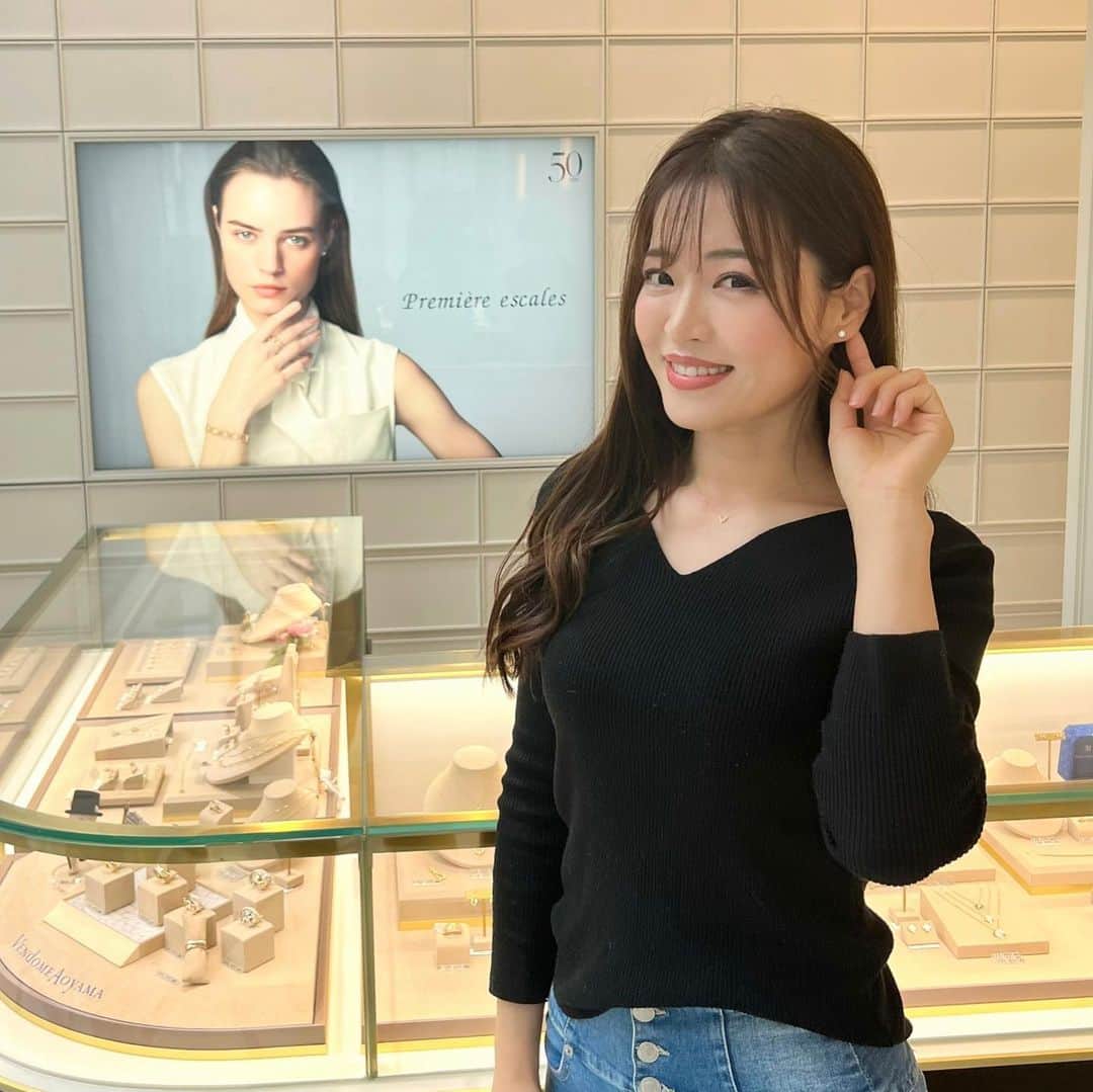 高橋としみのインスタグラム：「今日のUUUMGOLFの動画で、 今年からスポンサーして頂いてる ヴァンドーム青山さんの青山店に 挨拶に行ってきました😊  今年が創業50周年ということで、 記念のスペシャルアクセサリーを 着けさせていただきました✨ エレガントでかわいい🥹🫶 ピアスもネックレスも数量限定！！ 限定品はスペシャルボックスに 入れてくれるそうです♥️  自分に買うのもいいけど、 プレゼントにもオススメ✨✨ 皆さんぜひ動画見てください😆  #ヴァンドーム青山 #ヴァンドーム青山50周年記念 #ヴァンドーム青山本店 #ゴルフ#ゴルフ女子#ゴルフ好きな人と繋がりたい #golf#uuumgolf #高橋としみ」