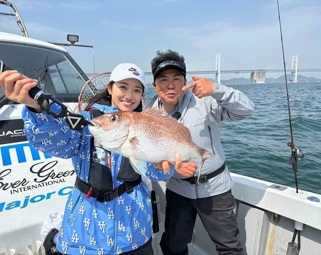 片原恵麻さんのインスタグラム写真 - (片原恵麻Instagram)「昨日のビッグ・フィッシングは見ていただけましたか??  葉加瀬太郎さんをゲストにお迎えして、赤澤康弘さんに教えて頂きながらタイラバを楽しみました〜✨️ 今週と来週はオールロケでお届けしております📺  真鯛は一つテンヤしか経験がなかったので、初めてのタイラバ!!💡  みんながタイラバにハマる理由が分かりました🤭  また、この回から西日本放送さんでもビッグ・フィッシングが放送されることになりました👏  ぜひご覧ください✨  ——————————————————————————————— #ビッグフィッシング#真鯛#真鯛釣り#タイラバ#船釣り#海釣り#釣り#釣りガール#釣り女子#ルアマガ女子部#四国釣り#香川釣り#高松」4月28日 20時12分 - emma_katahara