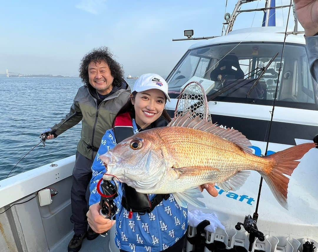 片原恵麻さんのインスタグラム写真 - (片原恵麻Instagram)「昨日のビッグ・フィッシングは見ていただけましたか??  葉加瀬太郎さんをゲストにお迎えして、赤澤康弘さんに教えて頂きながらタイラバを楽しみました〜✨️ 今週と来週はオールロケでお届けしております📺  真鯛は一つテンヤしか経験がなかったので、初めてのタイラバ!!💡  みんながタイラバにハマる理由が分かりました🤭  また、この回から西日本放送さんでもビッグ・フィッシングが放送されることになりました👏  ぜひご覧ください✨  ——————————————————————————————— #ビッグフィッシング#真鯛#真鯛釣り#タイラバ#船釣り#海釣り#釣り#釣りガール#釣り女子#ルアマガ女子部#四国釣り#香川釣り#高松」4月28日 20時12分 - emma_katahara