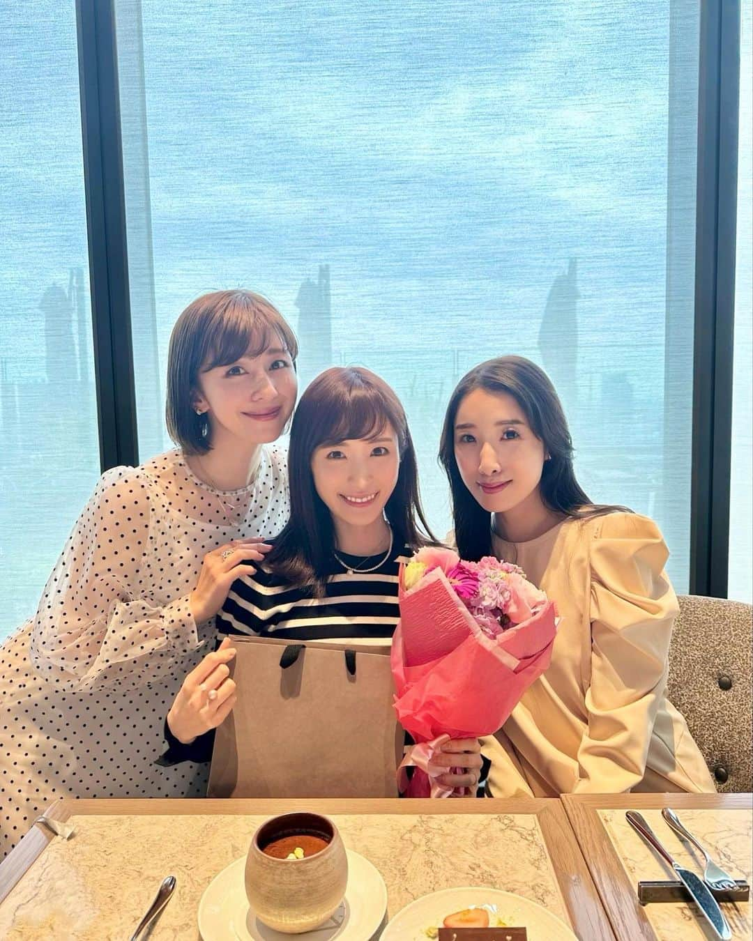 小林真由のインスタグラム：「千春さんと佐彩と食事へ♡ ⁡ 2人との贅沢ランチタイムが至福です🌸☕️ ⁡ 家族を大切にしてる姿が女性として母として尊敬することばかり🫰🏻　 息子くん娘ちゃんそれぞれ入園で私まで新生活わくわくしてました♡ 本当〜にあっという間♡ おめでとうございます❣️🌸 ⁡ お祝いまで嬉し過ぎました♡ 毎年ありがとうございます😭🎂 ⁡ ⁡ ⁡ #ファッション #コーデ #ママコーデ #女の子ママ #男の子ママ #ママライフ #コーディネート #４歳 #２歳 #ランチ #バースデー #フォーシーズンズホテル東京大手町 #ピニェート #birthday #PIGNETO」