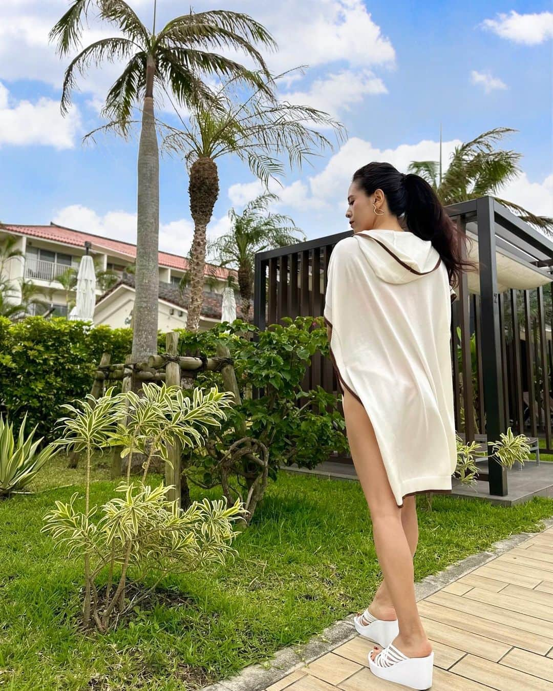 黒田麻理耶さんのインスタグラム写真 - (黒田麻理耶Instagram)「👙 . 4年ぶりの沖縄、初めての石垣島🏝️ 水着の上に羽織っている @bubblefashion_official の アウターが大活躍☺️🫶 タオルっぽい優しい生地で心地いい😌🤍 . 石垣島旅行、たくさん写真を撮ったので 少しずつ載せようと思います🍑👈 . #水着コーデ  #プールコーデ  #沖縄コーデ #フサキビーチリゾート  #FUSAKIBEACHRESORT #石垣島  #沖縄」4月28日 20時16分 - mariya_kuroda