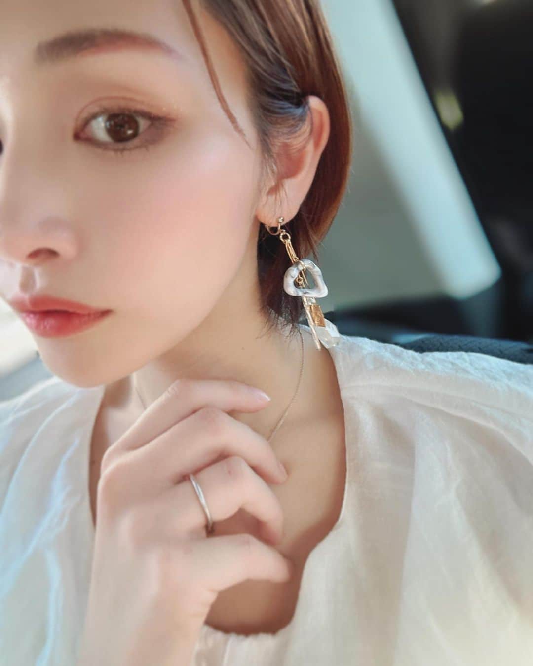 のインスタグラム：「💖  えみオンニ @y.m1128 がディレクターを務める @ajouter.un.peu のイヤリング🤍  さりげない存在感がお気に入り✨  ホワイトコーデのアクセントにぴったりだった日〜🎵💞  意外って言われるけど ピアスの穴空いてないからイヤリング派🙋‍♀️✨  #イヤリング #ajouteunpeu #アジュテアンプ #夏コーデ #ホワイトコーデ #ブロガー #インフルエンサー #横町ももこ」