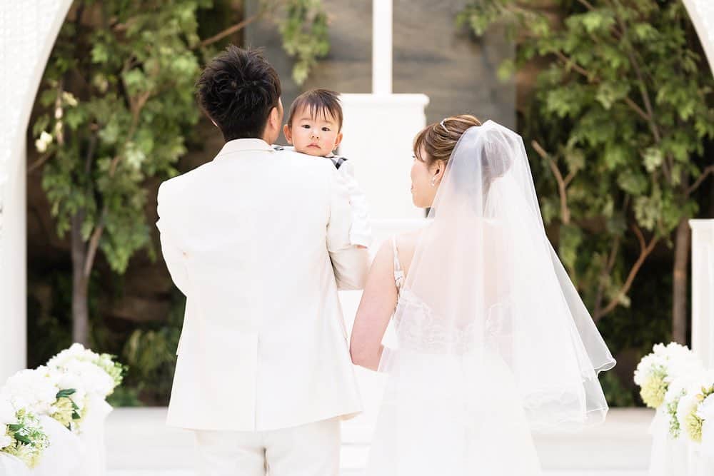 アーカンジェル 迎賓館　仙台のインスタグラム：「. . . . ご家族様でのご結婚式。 . . .  アーカンジェル迎賓館は完全貸切だからこそ、お子様とのご結婚式も安心して挙げることが出来ます。 . . . 専属のウェディングプランナーとのお打ち合わせでスタッフも変わらない為、私たちもお子様の成長を感じることができ、とても幸せな時間を過ごさせて頂いております。 . . . お子様なので結婚式当日、普段との違いに泣いてしまうこともありますが、そこはスタッフが寄り添って笑顔を引き出せるよう努めてまいります。 . . . あの時泣いたんだよと、それも想い出の一つとして、いつかお子様が大きくなった時にぜひお話しして頂きたいです。 . . . . . . . #アーカンジェル迎賓館仙台 #アーカンジェル迎賓館 #テイクアンドギヴニーズ #tg花嫁　#仙台花嫁 #プレ花嫁 #weddingphoto #入籍 #仙台結婚式場 #式場探し #ファミリー婚」