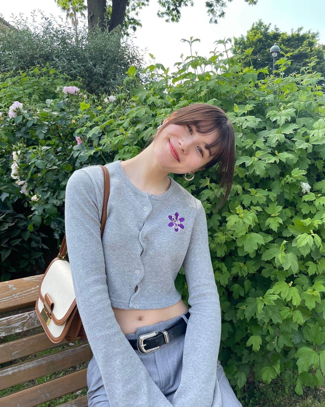 藤本林花美愛さんのインスタグラム写真 - (藤本林花美愛Instagram)「@fillmore_japan   ボタンのうねうねが可愛くて最近よく着てるカーディガン💜🌼  Tops: @fillmore_japan  Trousers: @murua_official  Bag: @charleskeith_jp @charleskeithofficial」4月28日 21時00分 - lily_1001_official