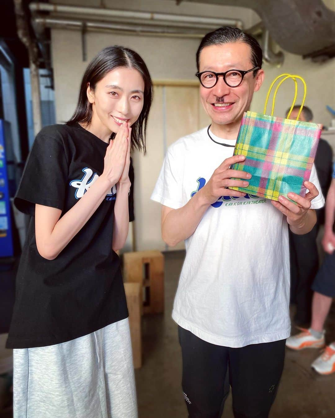 丹生美保さんのインスタグラム写真 - (丹生美保Instagram)「.  カンコンキンシアター8日目も無事に面白く終わりました ありがとうございました🐼  .  そうそう 昨日の7日目である4月27日は岩井ジョニ男さんがこの世に生まれてきた素敵な日だったのよ、 なので私は溢れんばかりのお祝いの気持ちと共にささやかにプレゼントをお渡ししました サザエさん方式でおそらく歳を取らないジョニ男さん お誕生日おめでとうございました〜◎  .  .  . #カンコンキン #カンコンキンシアター #portrait #fashion #coordinate #code #todayful #ootd #japan #tokyo #model #instagood #photoofthedays #instadaily #webstagram #instacool #followme」4月28日 18時44分 - tansan_mh