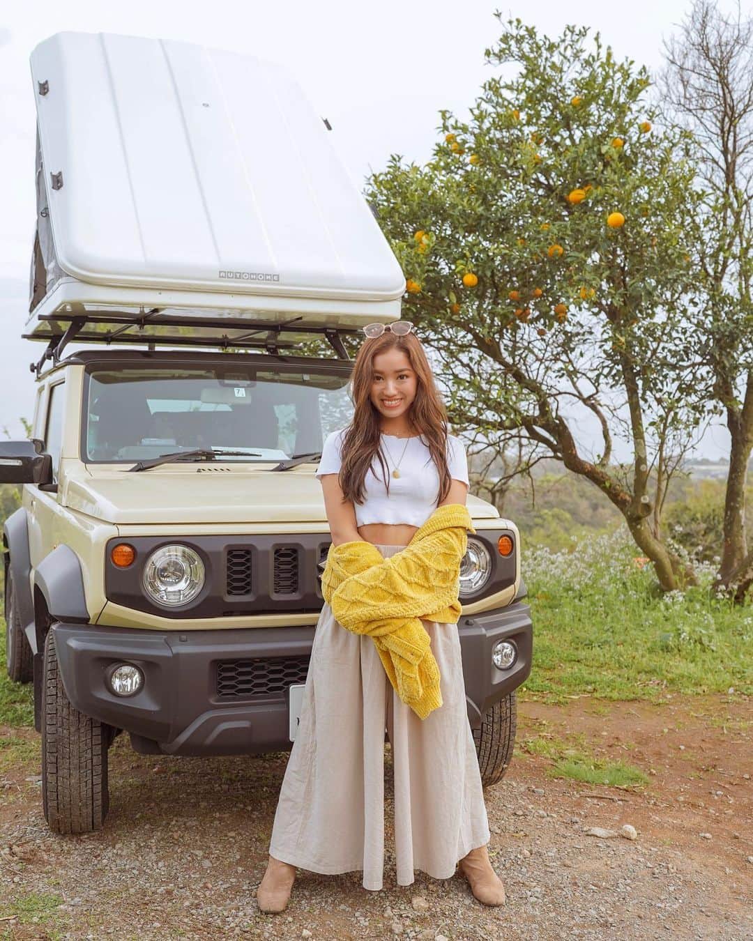 のインスタグラム：「back to the road trip 🎢💛  ロードトリップに戻って、 九州から中国地方を巡ってます🕊 ジムニーで約1年半くらいかけて ゆっくり47都道府県周る旅をしてたんだけど (YouTubeで旅中の各都道府県だったりキャンプの動画出してるよ🌙) 今回が最後の長旅。🥲 もうそろそろ日本全国制覇だ〜〜  #japantravel #roadtrip #jimnysierra」