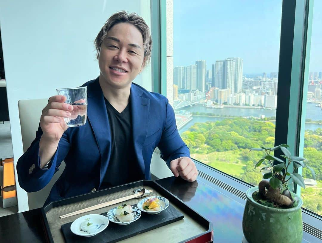 山澤礼明さんのインスタグラム写真 - (山澤礼明Instagram)「今日は誕生日でした。  自分がこうなりたいと思っていた30代より、想像もしてなかった自分に今なれています。  みんながYouTubeを見てくれてるお陰です本当に。  これからも夢はデッカく。  YouTube100万人 ジム100店舗 年商100億円  たぶん僕はずっと漫画の主人公みたいに偉大な男になりたいんだと思う。  これからもフィットネスという分野で大きな社会貢献を目指します。  日々精進  #山澤礼明#筋トレ#筋肉#ジム#フィットネス#背中」4月28日 18時47分 - rey.yamasawa