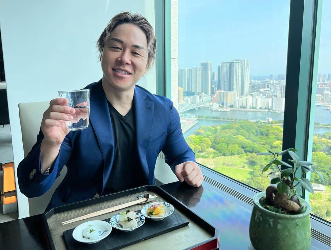 山澤礼明のインスタグラム：「今日は誕生日でした。  自分がこうなりたいと思っていた30代より、想像もしてなかった自分に今なれています。  みんながYouTubeを見てくれてるお陰です本当に。  これからも夢はデッカく。  YouTube100万人 ジム100店舗 年商100億円  たぶん僕はずっと漫画の主人公みたいに偉大な男になりたいんだと思う。  これからもフィットネスという分野で大きな社会貢献を目指します。  日々精進  #山澤礼明#筋トレ#筋肉#ジム#フィットネス#背中」