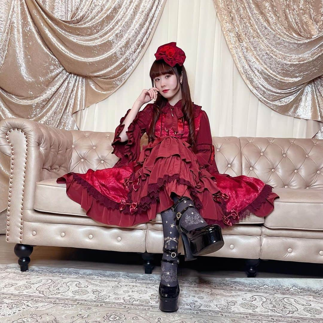 永井杏樹のインスタグラム：「  🌹💫❤️  #metamorphose #metamorphosetempsdefille #メタモルフォーゼ #ロリータ #ロリータファッション #ロリータ服 #ロリータコーデ  #lolita #girl #lolitafashion #lolitadress #lolitaoutfit #cute #kawaii #kawaiifashion #japanesegirl #jfashion #idol #アイドル #永井杏樹」