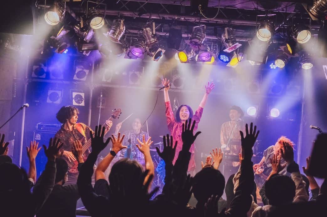 EOWさんのインスタグラム写真 - (EOWInstagram)「LIVE Photo📸 2023.4.27 ［40×3］ 📍名古屋ell.SIZE  M1.「女の子 M2.「ON」 M3.「totonoi」 M4.「ライト」 M5.「嫌んなるわ」 M6.「百花」 M7「(this is the) DAY)」  #eow #live #photo」4月28日 18時58分 - eow_jpn