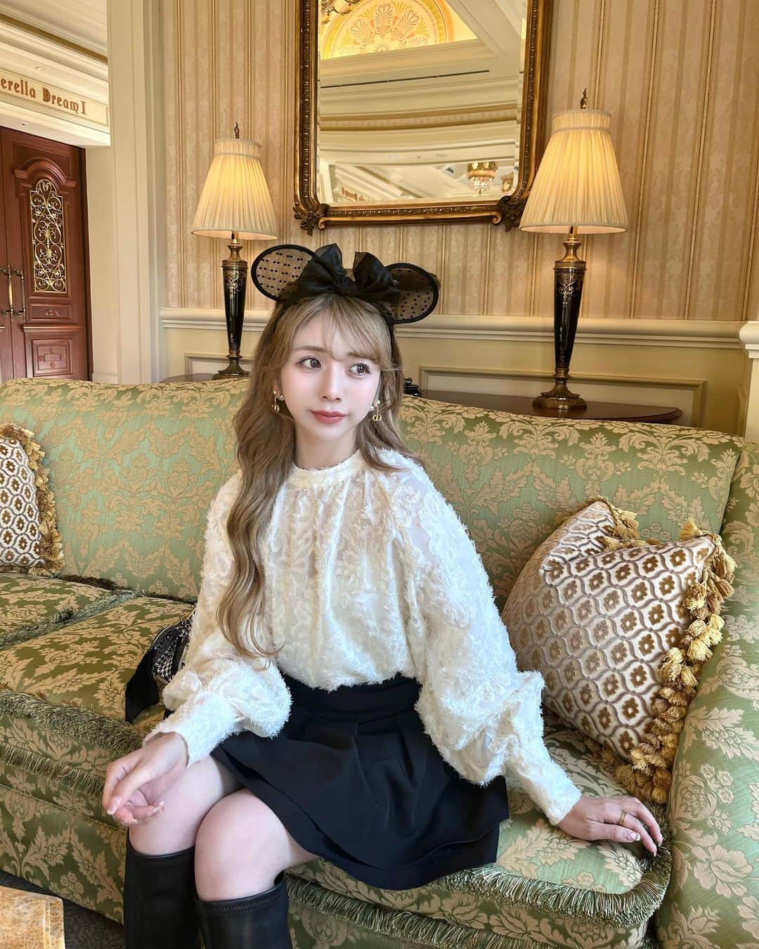 のインスタグラム：「︎❤︎ . 急遽予定変更でディズニーランドホテルへ♡ . モノトーンコーデに合わせて まだ持ってなかったレースの黒カチューシャをget🎶 . シャギーパフスリーブブラウスは存在感あって とっても可愛いくてゆったりしていて着やすいよ🪶 . 今ZOZOTOWNでタイムセール中だよぉ💓 @junoah_official  . スタイルアップして見えるスカート @michellmacaron_official  最近のヘビロテアイテム♡" . #ディズニー #ディズニーコーデ #ディズニーランドホテル #モノトーンコーデ #东京 #时尚潮流 #可爱的 #えりんコーデ #えりんこヘアアレンジ #ディズニーカチューシャ #えりんこディズニー」