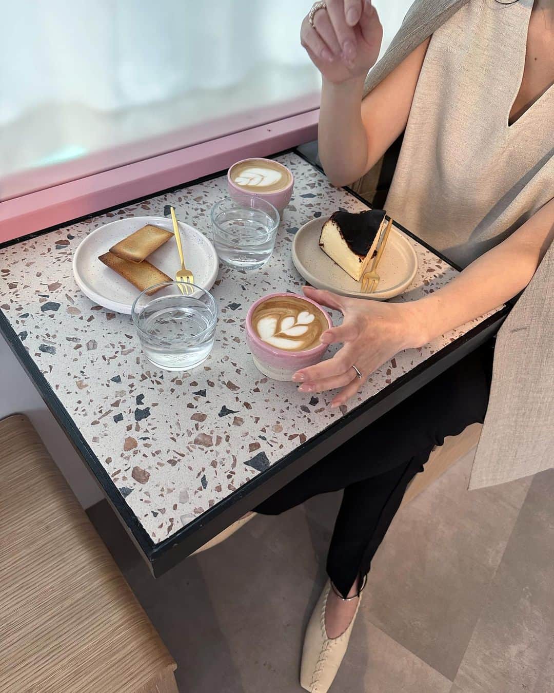 shizuka.watanabeさんのインスタグラム写真 - (shizuka.watanabeInstagram)「@sophiacoffee.jp のcafe🌸 代官山駅徒歩１分にできたcafeだよー！  レセプションに行かせて頂いた時のコーデね♪  ジャケットは　@naturalbeautybasic_official   pants... #sevendot #sevendot_style  tops... #elendeek  jacket... #naturalbeautybasic  shoes... #jillsander   ここちゃんにちょっともらったチーズケーキが美味しかった♡  店内の席にはコンセントあり🔌の席がたくさんあって、充電ない時の待ち合わせなどにも良いなーって思ったよ💗  仕事溜まってる日とかコンセントありカフェ探して放浪するからここ来よ🫶  #代官山　#代官山cafe #カフェ巡り #カフェ好きな人と繋がりたい #代官山カフェ #daikanyama #きれいめコーデ #きれいめカジュアル #きれいめファッション #大人コーデ #大人カジュアル #30代ファッション #30代コーデ #30代 #162cm」4月28日 18時56分 - shizuka.watanabe