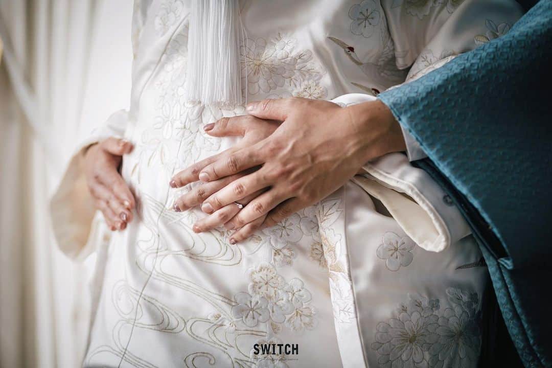 SWITCH SHOOTING PHOTO MAISONのインスタグラム：「東京 @switch.tokyo 大阪 @switch.umeda 札幌 @switch.sapporo 鹿児島 @switch.kagoshima ⁡. ▼少人数結婚式ご検討のカップルはこちらから @chapel_tenkeiandmarry ⁡. ▼前撮り・フォトウェディングご希望のカップルはこちらから @switch.tokyo . #switch表参道#switchomotesando #switch東京　#switchtokyo #前撮り#後撮り#ウェディングフォト#フォトウェディング#フォトスタジオ #ブライダルフォト#結婚写真#結婚式前撮り#プレ花嫁#花嫁準備#ブライダルヘア#ウェディングヘア#おしゃれ花嫁#ドレス試着#結婚式#日本中のプレ花嫁さんと繋がりたい#ウェディングドレス#カラードレス#タキシード#和装前撮り#色打掛#白無垢#品プリ花嫁 #品プリ婚」