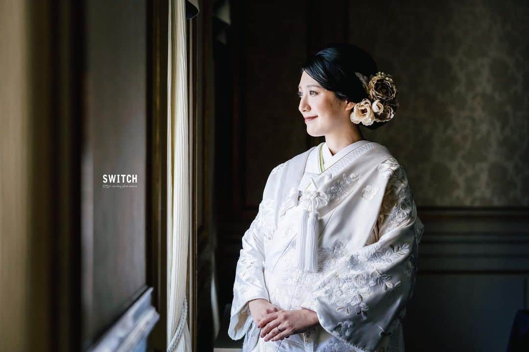 SWITCH SHOOTING PHOTO MAISONのインスタグラム：「窓辺に立ったご新婦様のショット。  建物に入る光がかっこよくシックな雰囲気にもしてくれます📸  東京 @switch.tokyo 大阪 @switch.umeda 札幌 @switch.sapporo 鹿児島 @switch.kagoshima ⁡. ▼少人数結婚式ご検討のカップルはこちらから @chapel_tenkeiandmarry ⁡. ▼前撮り・フォトウェディングご希望のカップルはこちらから @switch.tokyo . #switch表参道#switchomotesando #switch東京　#switchtokyo #前撮り#後撮り#ウェディングフォト#フォトウェディング#フォトスタジオ #ブライダルフォト#結婚写真#結婚式前撮り#プレ花嫁#花嫁準備#ブライダルヘア#ウェディングヘア#おしゃれ花嫁#ドレス試着#結婚式#日本中のプレ花嫁さんと繋がりたい#ウェディングドレス#カラードレス#タキシード#和装前撮り#色打掛#白無垢#品プリ花嫁 #品プリ婚」