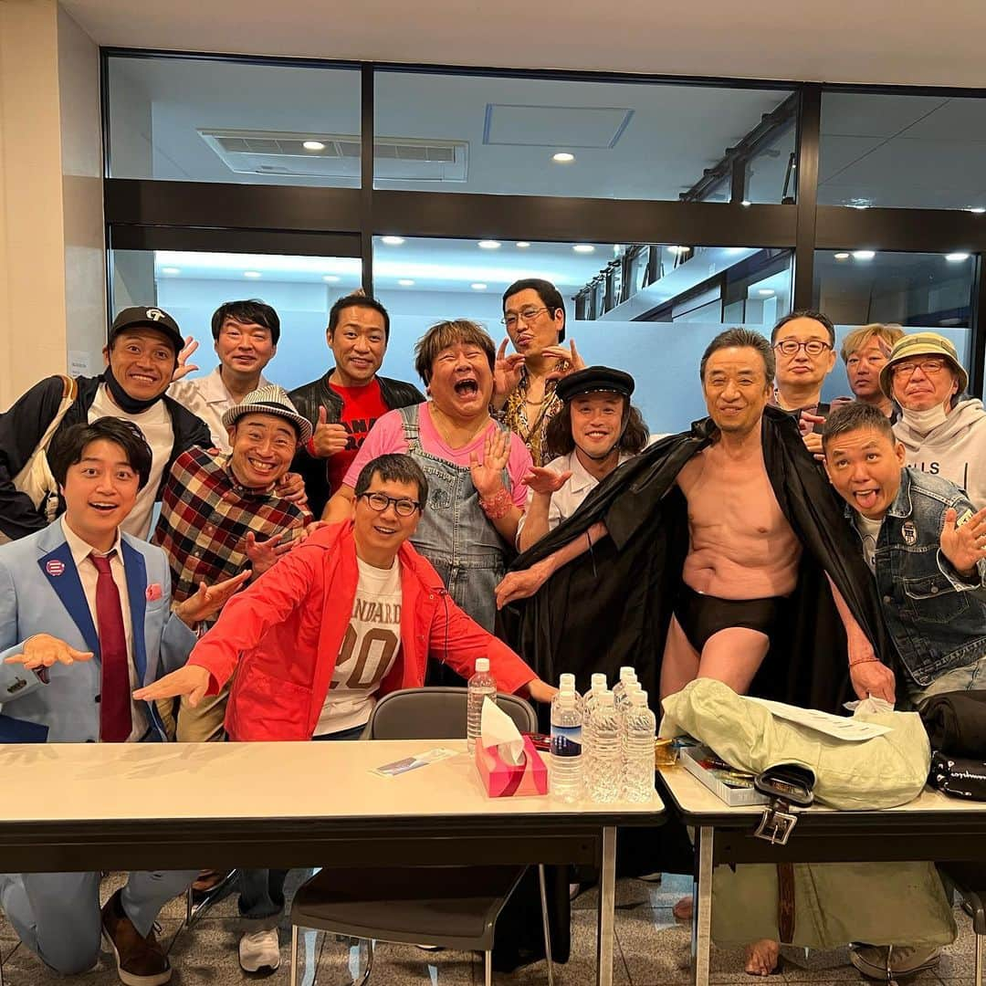 やついいちろうさんのインスタグラム写真 - (やついいちろうInstagram)「ラママ新人コント大会400回記念に出ました！  豪華だったなー楽屋も最高！  リーダー偉い！  そしてずっとネタを見てくれていた永峰さんが今日で引退。長い間お疲れ様でした！ありがとうございました！  #渡辺正行 #石塚英彦 #爆笑問題 #ピコ太郎 #はなわ #インジョン #ラママ #新人コント大会」4月28日 19時07分 - yatsuiichiro