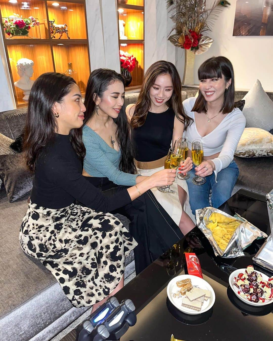 サマンサ麻里子さんのインスタグラム写真 - (サマンサ麻里子Instagram)「Spa weekend with the girls 💕  完全個室のスパにお邪魔してきました！ラウンジスペース、マッサージエリア、岩盤浴とジャグジーもあって、ガールズタイムにぴったりの場所😍 次はバースデーパーティーをここでやりたいな❤️  @thespatokyo #thespatokyo #ザスパ東京 #tokyo」4月28日 19時08分 - samanthamariko