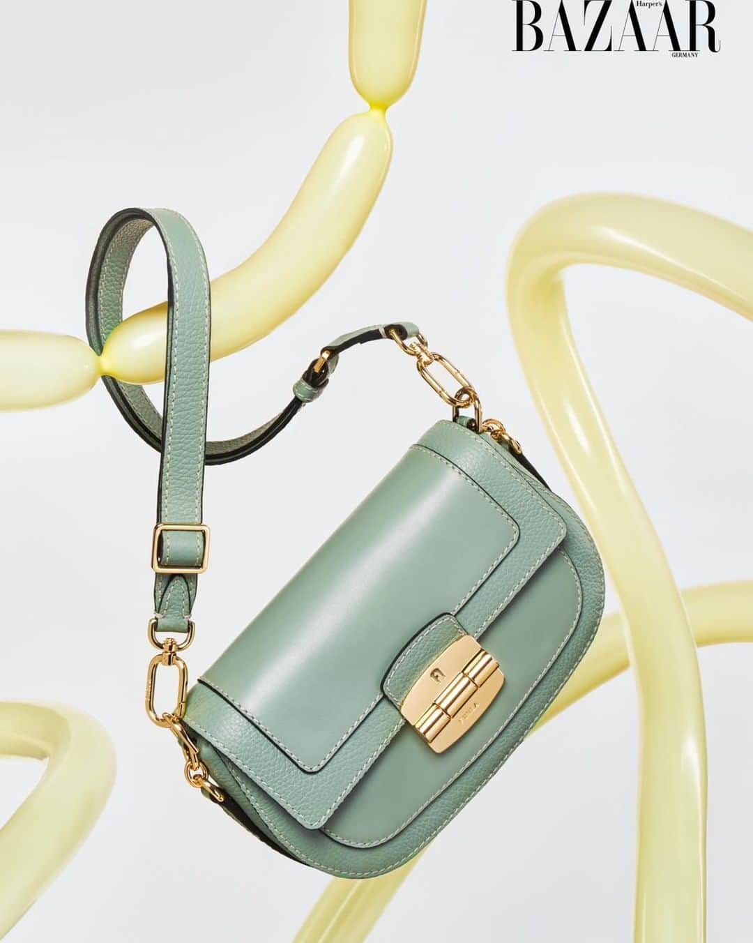 フルラのインスタグラム：「Minimal and sophisticated. Furla Club, here seen on @harpersbazaargermany.  Photo: Brandl-Utzt (@brandlutzt) Production: Julika Eibelshäuser (@tschulieh)   #FurlaSS23 #Furla」