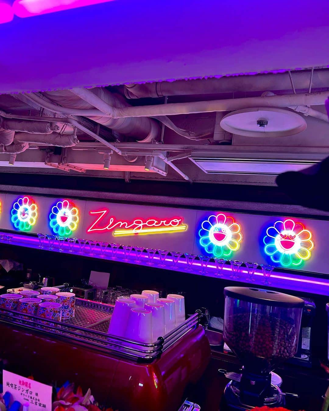 ELLE DECOR JAPANさんのインスタグラム写真 - (ELLE DECOR JAPANInstagram)「【本日開店】カイカイキキによる新しいカフェ「#純喫茶ジンガロ 」がオープン！  東京・中野の中野ブロードウェイ2階で営業していたBar Zingaroがリニューアルして「純喫茶ジンガロ」に生まれ変わった。  店内は、往年の人気タイトル「ゼビウス」など実際に遊べるゲームテーブルやカラフルなネオン、突如現れる反橋など、カオスな世界観が広がっている。インテリアを手掛けたのは、横丁ブームの立役者の浜倉好宣。  メニューは村上隆のお花をモチーフにしたパンケーキやプリン、純喫茶らしいクリームソーダなど🍮🌼  村上アートや昭和のインテリアを楽しめる「純喫茶ジンガロ」。ぜひ足を運んでみて！  東京都中野区中野5-52-15 中野ブロードウェイ2階  #村上隆 #カイカイキキ #中野ブロードウェイ #nakanobroadway #takashimurakami #純喫茶 #ネオン #tokyo #東京 #昭和レトロ #浜倉好宣」4月29日 12時05分 - elledecorjapan
