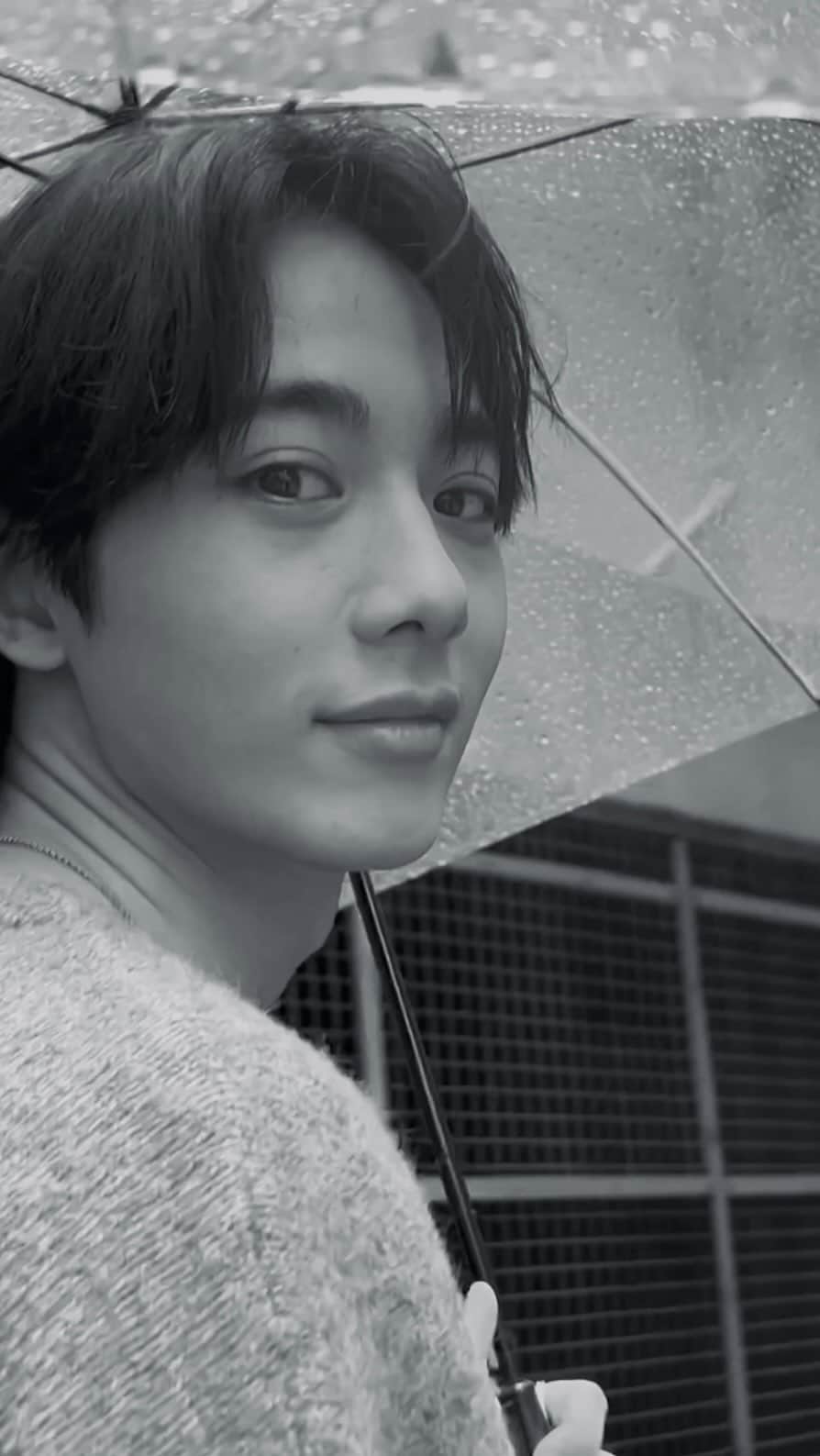 のインスタグラム：「雨だって愛す #雨宿り With @kogaruito_official」